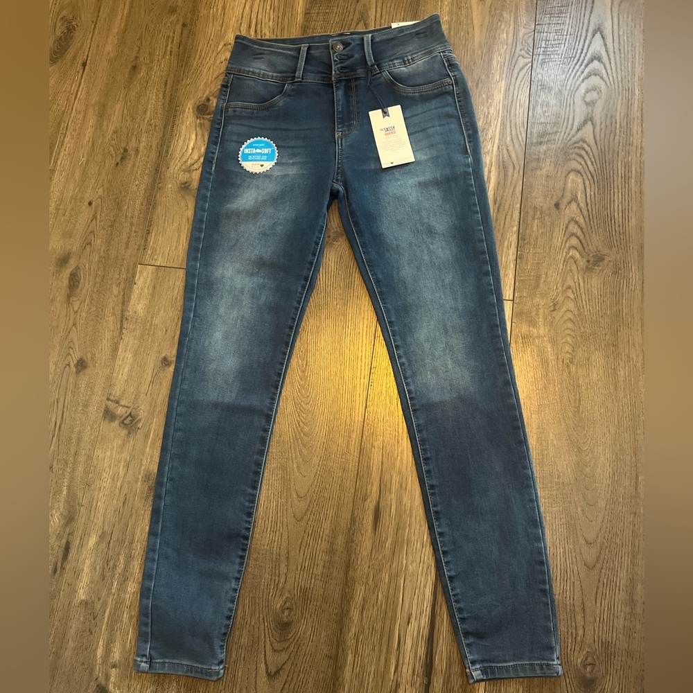 Wallflower ECO Jeans. NEW!
Sassy high-rise skinny.  Size 7/28 regular